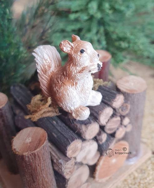 Krippenfigur aus Polystone - Eichhörnchen mit Nuss