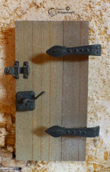 Miniatur Türbeschläge oder Beschläge für Fensterladen aus Metall zum Krippenbau. 