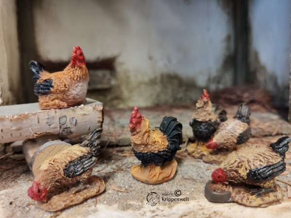Krippenfiguren, ein Hahn und vier Hennen aus Kunstharz